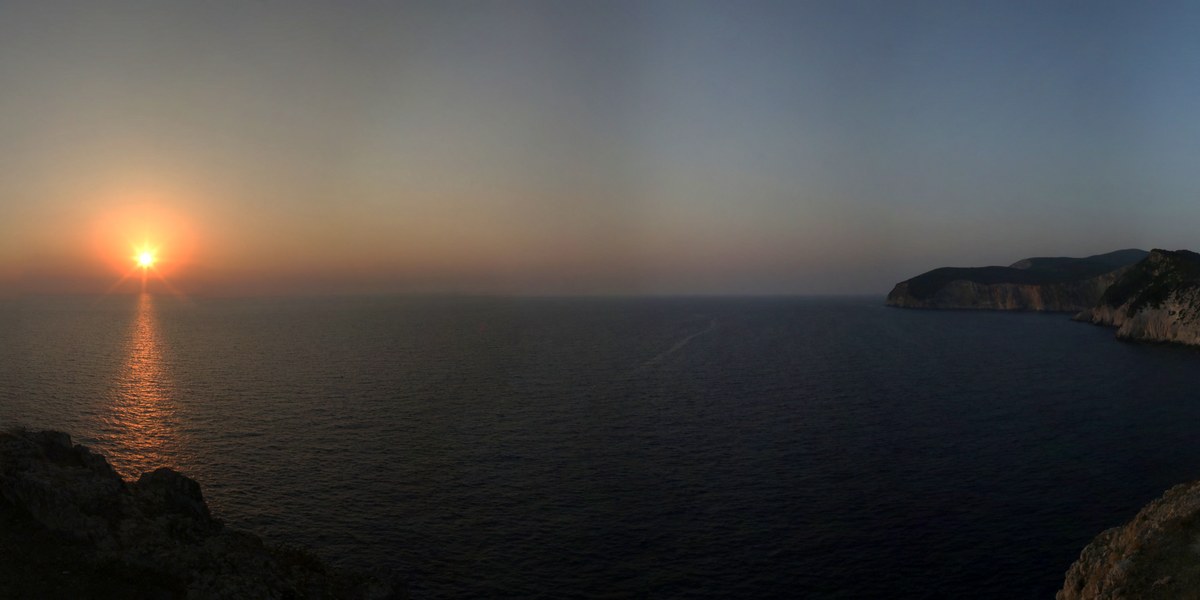 Il sole che tramonta sul mare